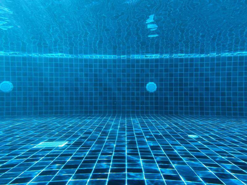inside-swiiming-pool-underwater